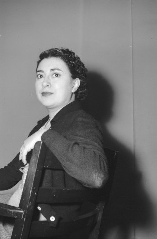 Rosario Castellanos, en 1941, cuando comenzaba a darle a México la finura de su pluma desde la revista La Nación, junto a sus maestro Carlos Septién y Alejandro Avilés.