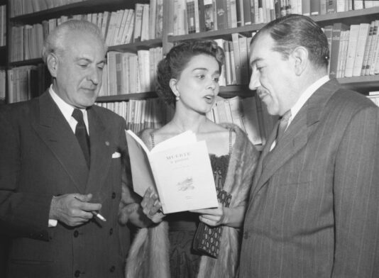 Leticia Palma aparece con el escritor Celestino Gorostiza (derecha) y personaje no identificado, ca. 1954