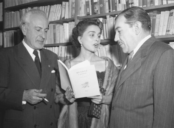 Leticia Palma aparece con el escritor Celestino Gorostiza (derecha) y personaje no identificado, ca. 1954