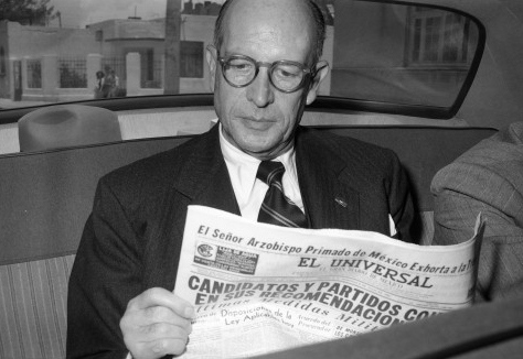 Efraín González Luna, en uno de sus muchos traslados durante la campaña presidencial de 1952.