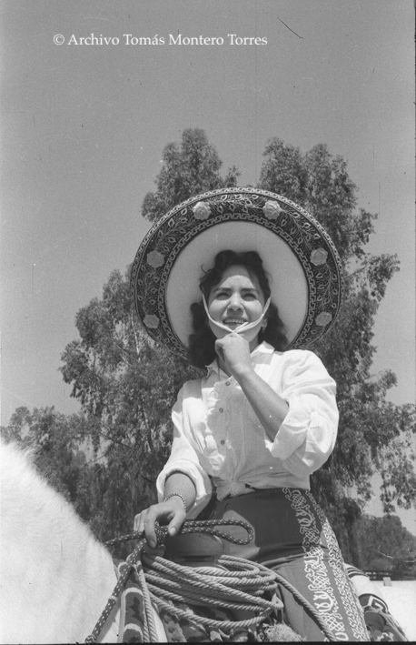 Juanita Aparicio, Matadora de Toros, a caballo