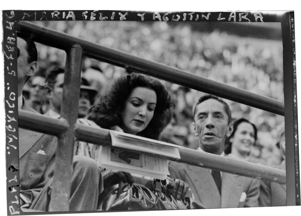 Como puede leerse al calce en letra del fotógrafo Montero Torres, la pareja más emblemática de aquellos años engalanó con su presencia la corrida inaugural de aquel 5 de febrero de 1946...