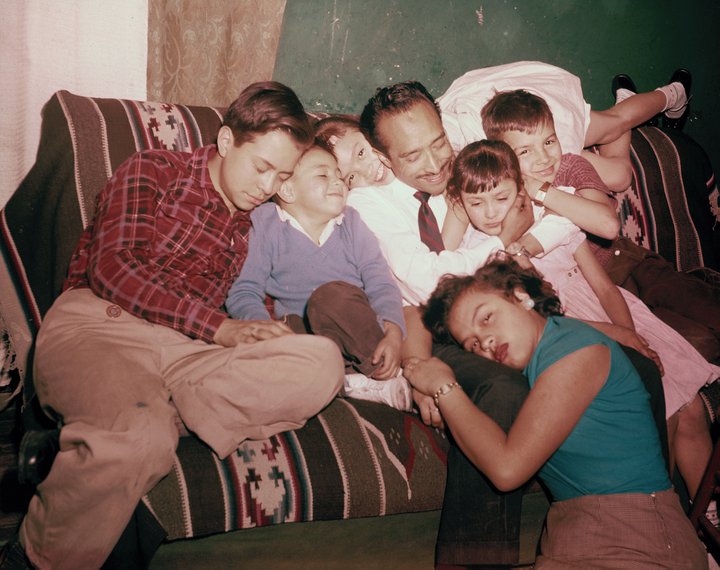 Tomás Montero con sus 6 hijos: Silvia, Tomás, Oscar, Peke, Lupita y Hugo en un amoroso abrazo